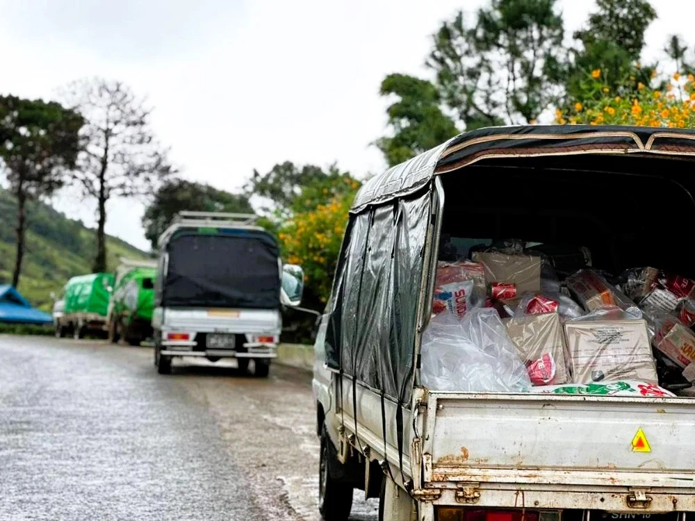 援助物資車隊運往偏遠地區